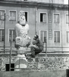 [Wykuwanie rzeźby rycerza Rocha w Mrągowie 1969. 4]
