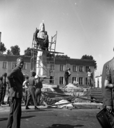 [Pomnik Rocha przed odsłonięciem Mrągowo 1969. 2]