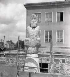 [Pomnik Rocha przed odsłonięciem Mrągowo 1969. 4]