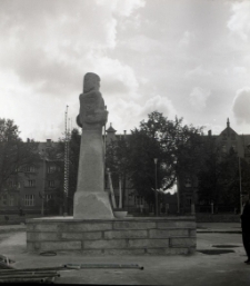 [Pomnik Rocha przed odsłonięciem Mrągowo 1969. 5]