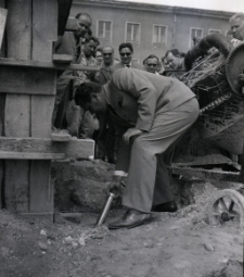 [Uroczyste wmurowanie aktu erekcyjnego przy pomniku Rocha w Mrągowie 1969]