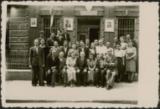 [Zdjęcie zbiorowe przed budynkiem "starej poczty" w Mrągowie 1947]