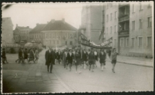 [Uczennice Państwowego Liceum Pedagogicznego w Mrągowie w pochodzie pierwszomajowym. 4]