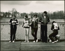 [Uczestnicy zawodów sportowych na molo nad jeziorem Czos w Mrągowie]