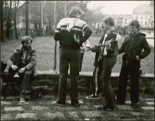 [Uczestnicy zawodów sportowych na skwerze nad jeziorem Czos w Mrągowie]