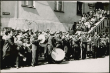 [Na schodach mrągowskiego ratusza. 5]