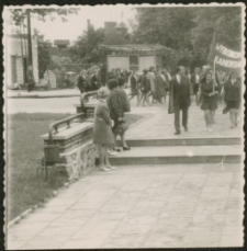 Pochód pierwszomajowy przed mrągowskim domem kultury