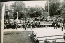 [Zaplecze trybuny honorowej przed mrągowskim domem kultury]