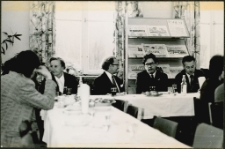 [Uczestnicy sesji popularnonaukowej "Mrągowskie biblioteki publiczne w XXX-leciu PRL" w czytelni Powiatowej i Miejskiej Biblioteki Publicznej w Mrągowie 1974]