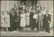 [Zdjęcie zbiorowe na schodach siedziby Urzędu Miasta w Mrągowie]