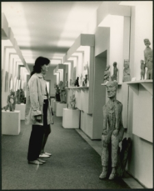 [Zwiedzający wystawę w galerii mrągowskiego domu kultury. 4]