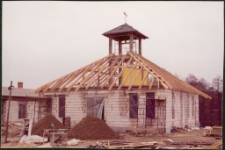 Budowa ratusza w Miasteczku Westernowym Mrongoville. [1]