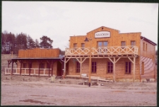 Budowa saloonu w Miasteczku Westernowym Mrongoville. [1]