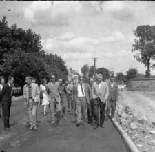 [Delegacja na ulicy Lenina w Mrągowie 1969. 1]