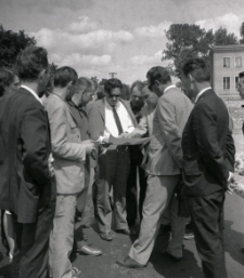 [Delegacja na ulicy Lenina w Mrągowie 1969. 2]