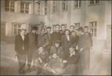 [Uczniowie przed budynkiem liceum w Mrągowie]