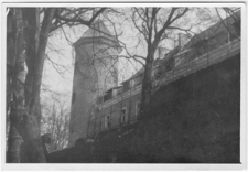 [Zamek w Pasłęku - widok na skrzydło północne spod skarpy]