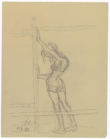 [Kobieta opierająca się ramę]