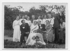 Para młoda: Kleparski Adam i Halina Leśniewicz wraz z gośćmi weselnymi - Zielonka Pasłęcka 1952 r.