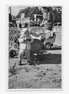 Dziecko na spacerze, II