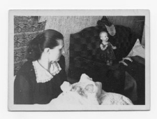 Urszula Bełza z matką chrzestną, Pasłęk 1956 r.