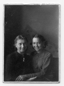 [Zdęcie portretowe dwóch kobiet]