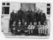 Seminarium duchowne nad Krasnem w Łucku. Zdjęcie uczniów i wykładowców w roku 1937.