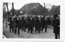 Orkiestra Dęta z Zielonki Pasłęckiej podczas przemarszu z konduktem pogrzebowym