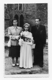 I Komunia św. Pasłek, 1956 r. Zdjęcie pamiątkowe Krystyny Bełza z rodzicami