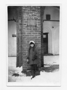 Teresa Raczyńska przy Ratuszu Staromiejskim w Pasłęku