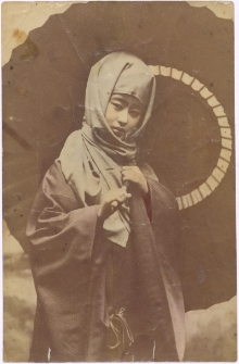 [Japonka z szalem i parasolką]