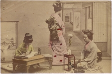 [Trzy Japonki w pokoju rekreacyjnym]