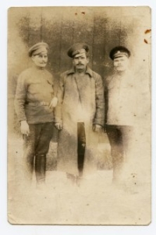 Władysław Sienicki i dwóch podoficerów wojska carskiego w obozie jenieckim w Preussisch Holland (Pasłęk)
