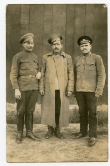 Władysław Sienicki i dwóch podoficerów wojska carskiego w obozie jenieckim w Preussisch Holland (Pasłęk) [2]