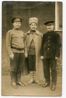 Trzej żołnierze carscy osadzeni w obozie jenieckim w Preussisch Holland (Pasłęk)