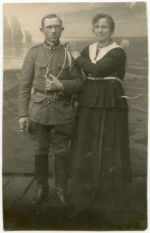 Żolnierz polski z żoną (Władysław Sienicki?, 1919?)