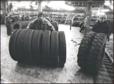 [Pracownicy produkcji opon].