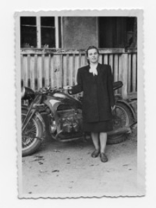 Zenona Bełza - przy motocyklu