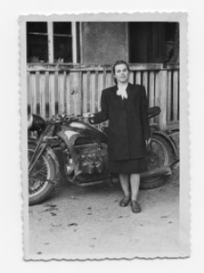 Zenona Bełza - przy motocyklu