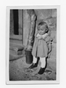 Urszula Bełza przed domem, 1956 r.