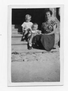 Zenona Bełza z dziećmi przed wejściem do domu