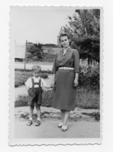 Zenona Bełza z synem Jurkiem na spacerze - plac Tysiąclecia 1956 r.