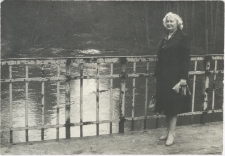 Maria Sternik na moście na olsztyńskim Jeziorze Długim w okolicachJakubowa.