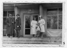 Przed wejściem do Szpitala Powiatowego w Pasłęku [01]