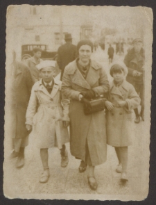 [Maria Kamalowa z dziećmi]