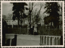 [Przed kamienicą na ulicy Warszawskiej]