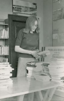 [Bibliotekarka Maria Piątkowska w pracy. 1]