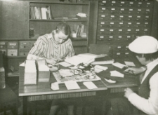 [Bibliotekarka Maria Piątkowska w pracy. 2]