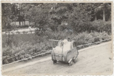 Dziecko w wózku wiklinowym