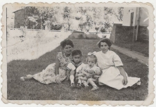 [Szwagierki Bronisława i Zofia z dziećmi]